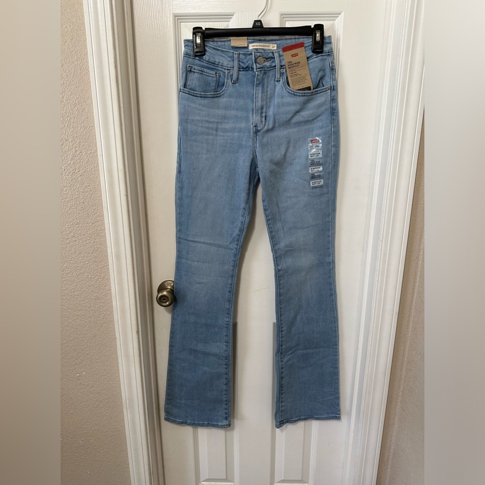 Women’s Levi 725 High-Rise Bootcut Jeans